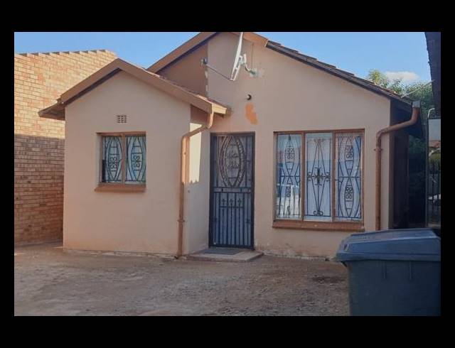6 BEDROOM HOUSE FOR SALE IN LEACHVILLE EXT 3
